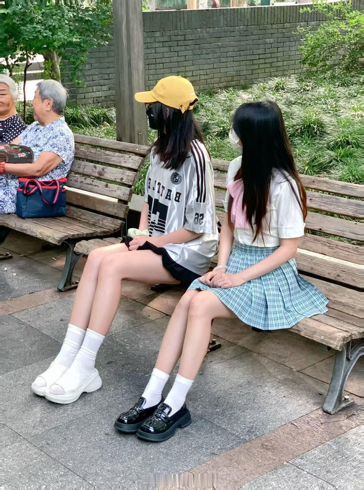 我去、、西湖边看见的要不要提醒她们😅提醒她们真的美到我了啊！西湖边拍照真的太有