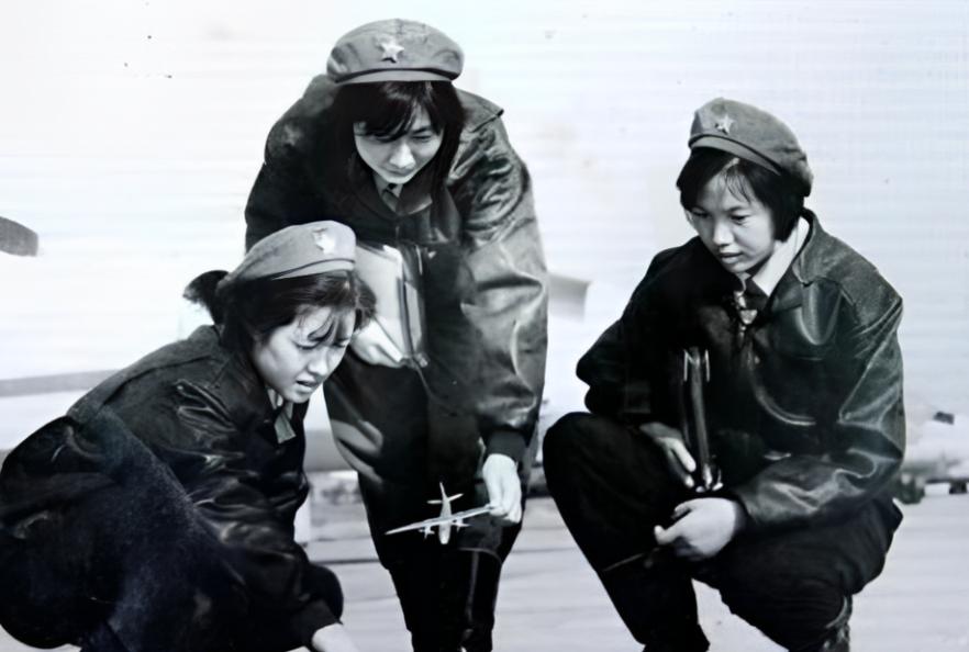 1982年，女飞行员刘晓连驾驶运输机升空执行任务，刚升到几百米高度，突然有一架歼