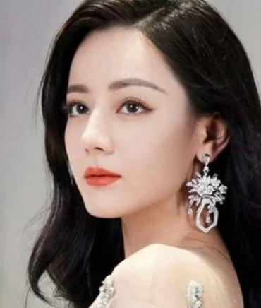 2026年3月6日，张凌赫主演的古装剧《逐玉》首播，迪丽热巴以“云包场”的形式为