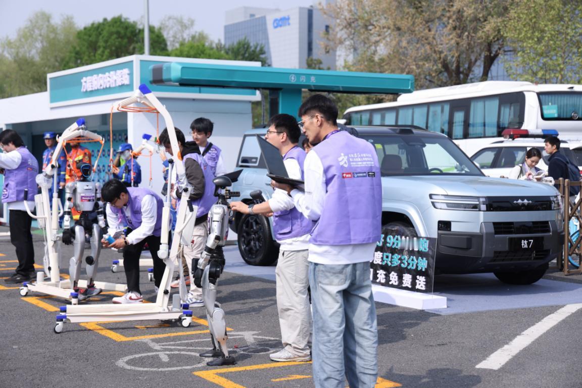 同频奔跑：方程豹与机器人共赴的科技极限4月19日北京亦庄的这场马拉松，主角有点不