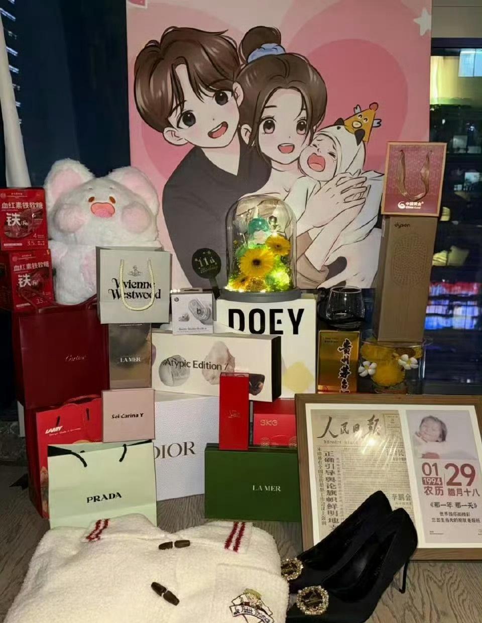 九成美发若若朋友圈核心聚焦田栩宁为若若准备的1-30岁全套生日礼物及疑似"一家三