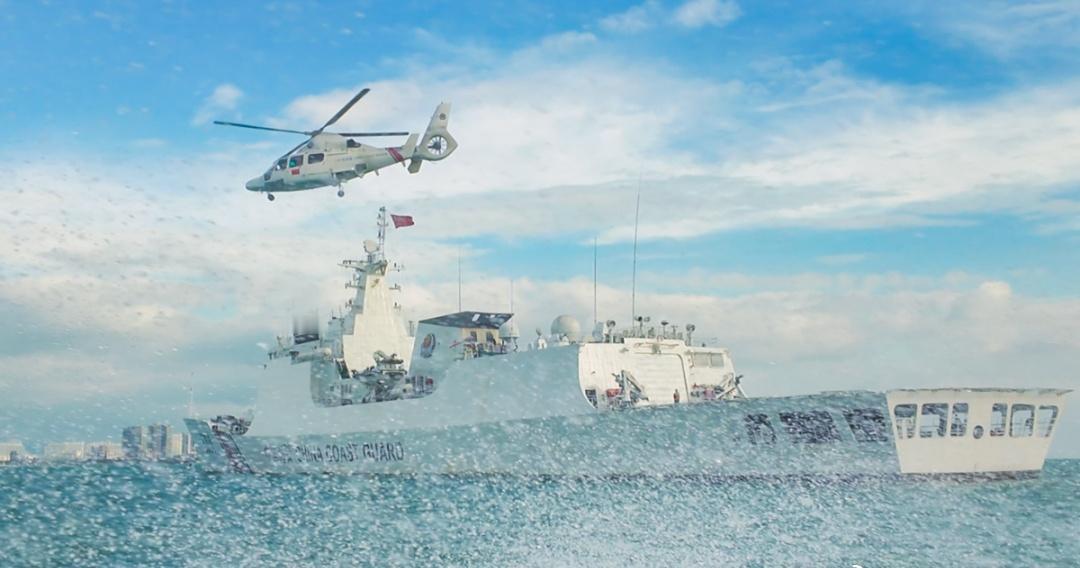 踏浪着舰！南海某海域 海警直升机展开夜间高强度着舰训练 ​​​