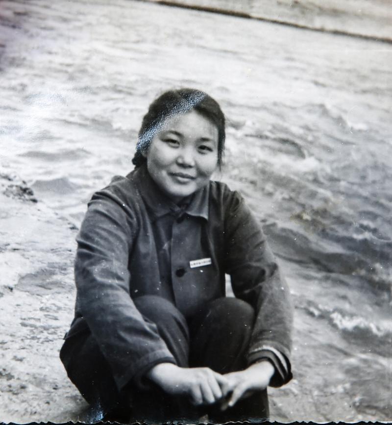 1970年，19岁北京知青摔断手臂，跑到县城买药。可药钱差1角，他恳请营业员帮忙