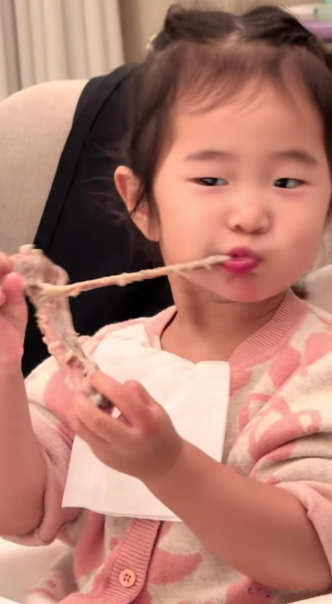 张纪中导演家的小龙珠今天一下子就吃了三个大鹅翅，香香的，太过瘾了！

妈妈把孩子