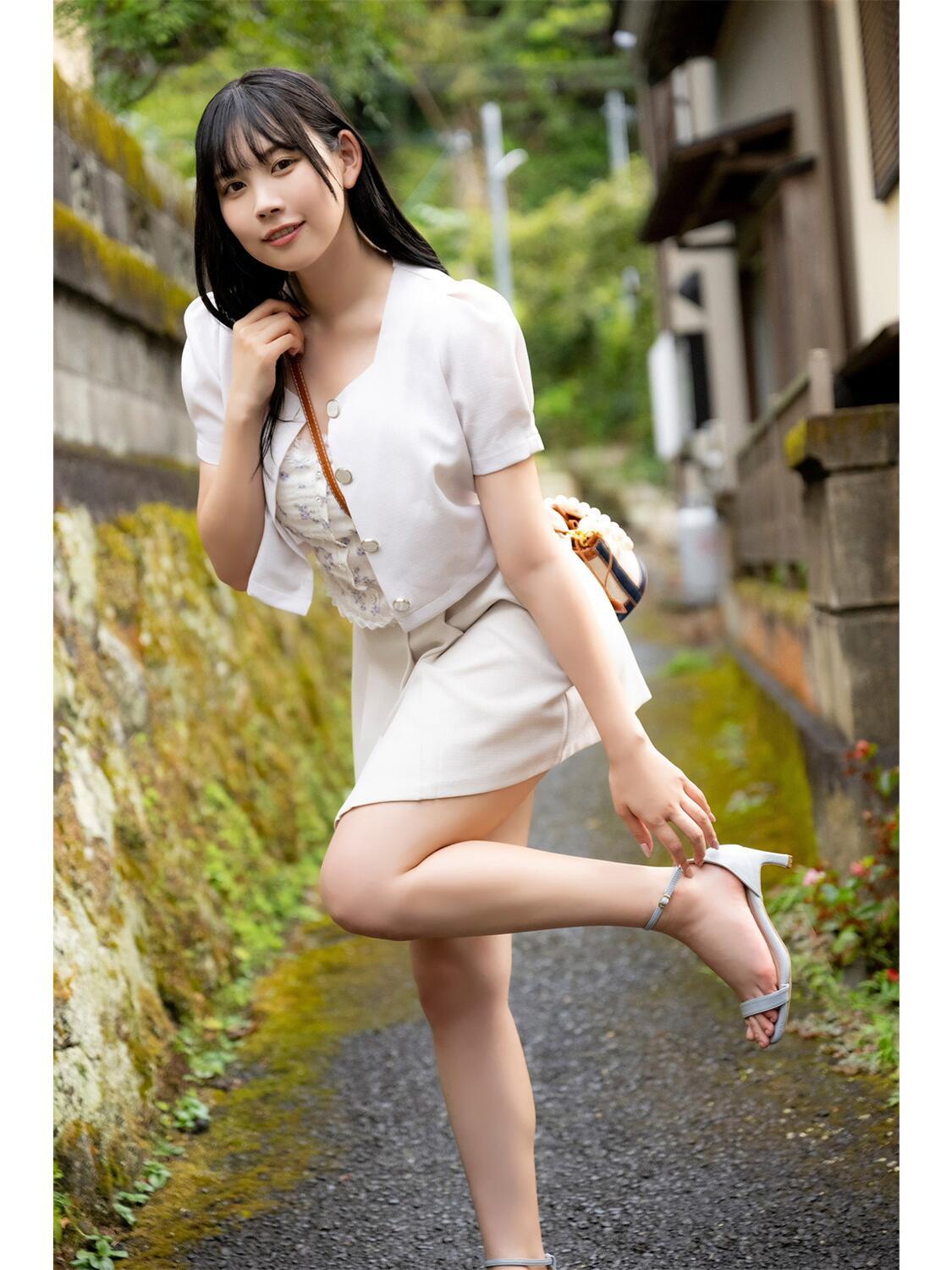 漫步在绿意盎然的小巷，邂逅夏日清新～白色短开衫搭配碎花吊带，温柔又甜美，百褶短裙