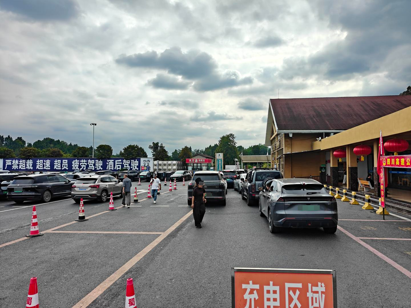 只充到80%我觉得没毛病啊，充分利用高效快充避免进入涓流模式，大家的出行效率一下