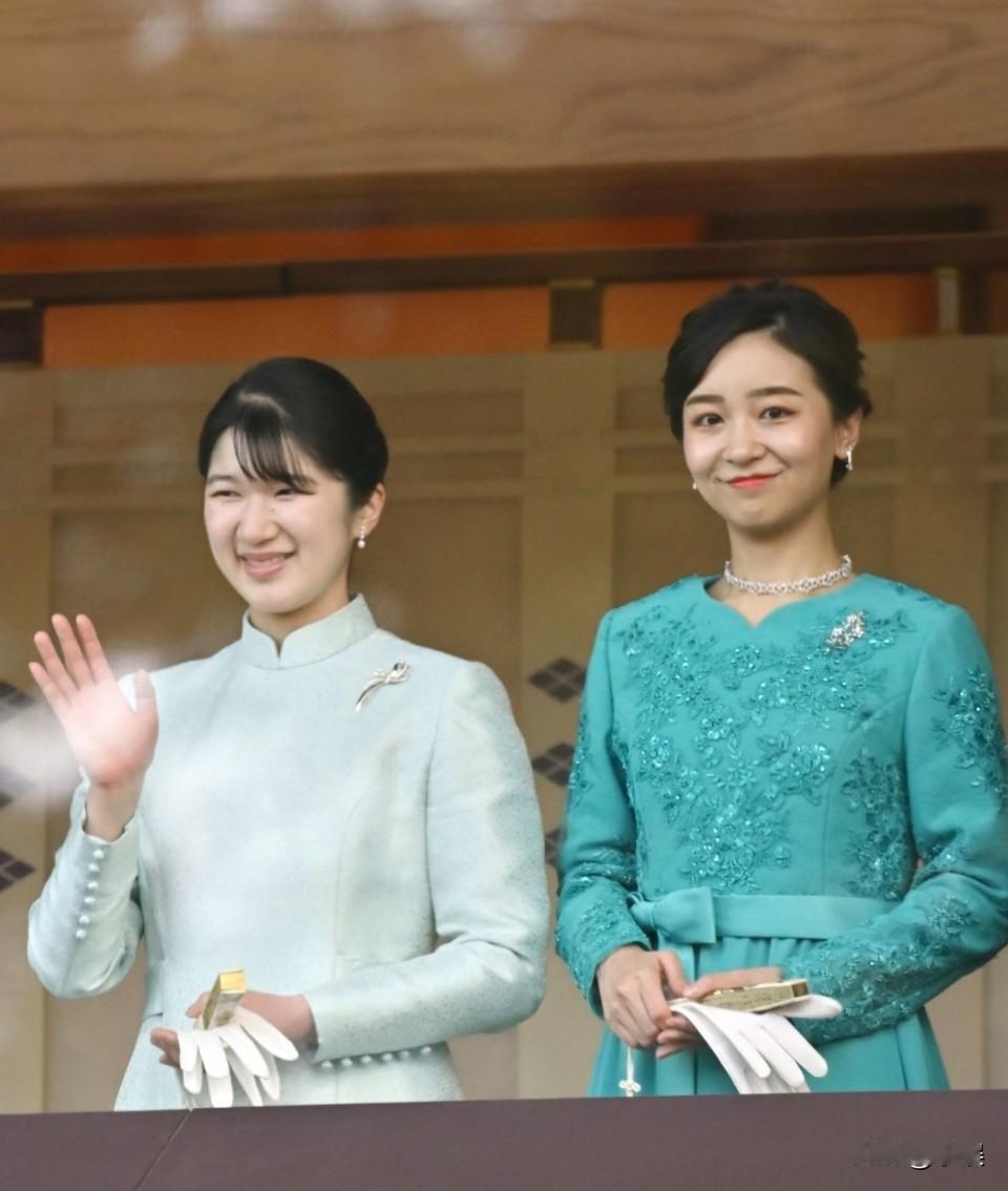 2号的参贺仪式，爱子佳子难得的姐妹并肩同框照。

之前以为爱子比佳子高呢，主要一