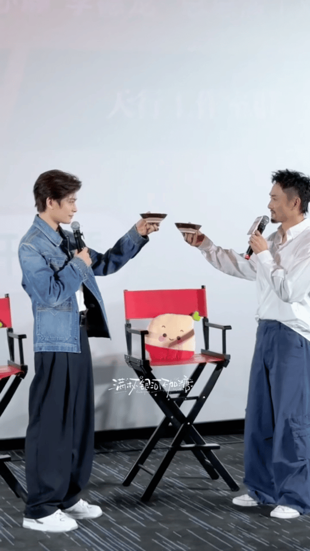 卧槽这个陌毅一把揽上去，我妈还震惊了一下[捂嘴哭]这太好磕了吧99 ​​​