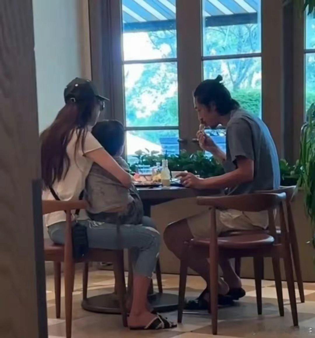 不得不说，台湾的女生比大陆的女生传统多了。林志玲在小S的节目《小姐不熙娣》说，今