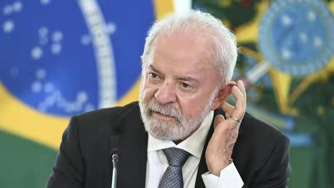 “我们应该发展自己的国防力量，以防我们可能遭到外部入侵。”巴西总统卢拉说！
面对