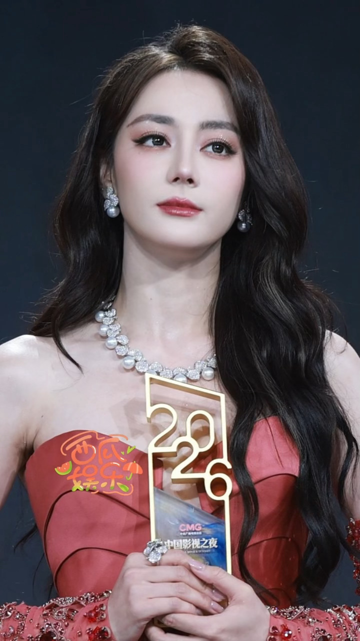 迪丽热巴得奖了，获得中国影视之夜最佳电视剧女演员奖！！！🎉 