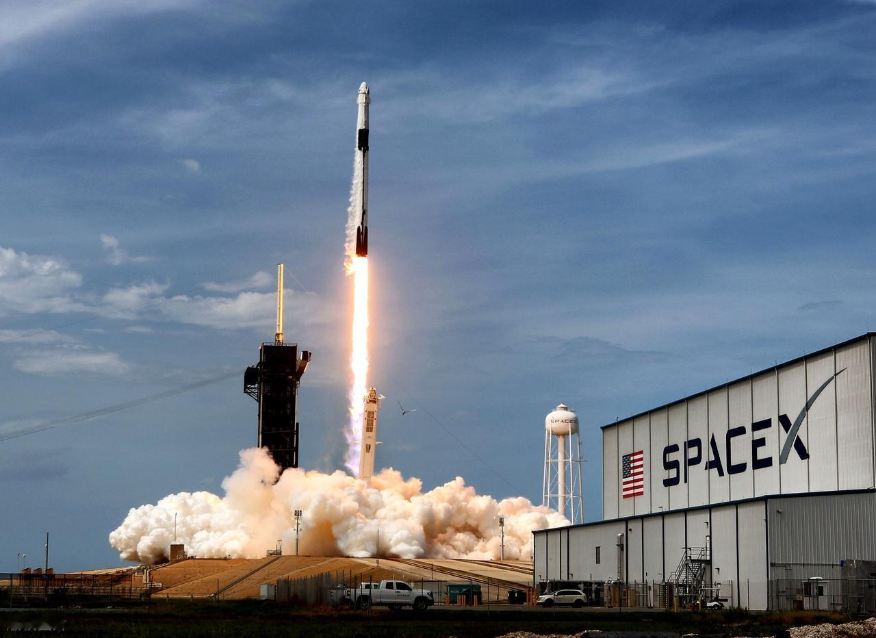 SpaceX 上市了，马斯克成了万亿富翁。
说起来，这件事本身就已经离谱到让人不