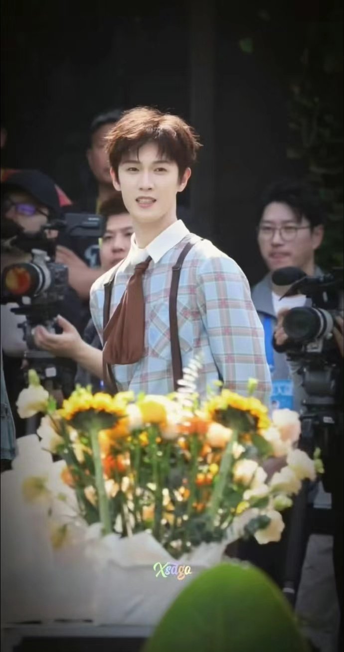 李昀锐留洋归来的小少爷 李昀锐卷毛格纹衬衫背带裤造型李昀锐留洋归来的小少爷，李昀