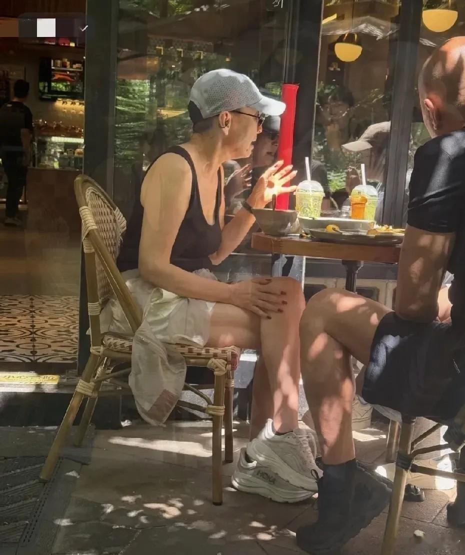 有人总在哀嚎年纪大了啥都晚了，你看看隔壁宋丹丹，把后半辈子活成了防盗门——全焊死