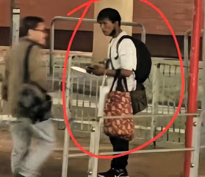 香港警察真专业！越南裔精神病男子，持刀劫持女路人被当场击毙！
 
香港屯门街头的