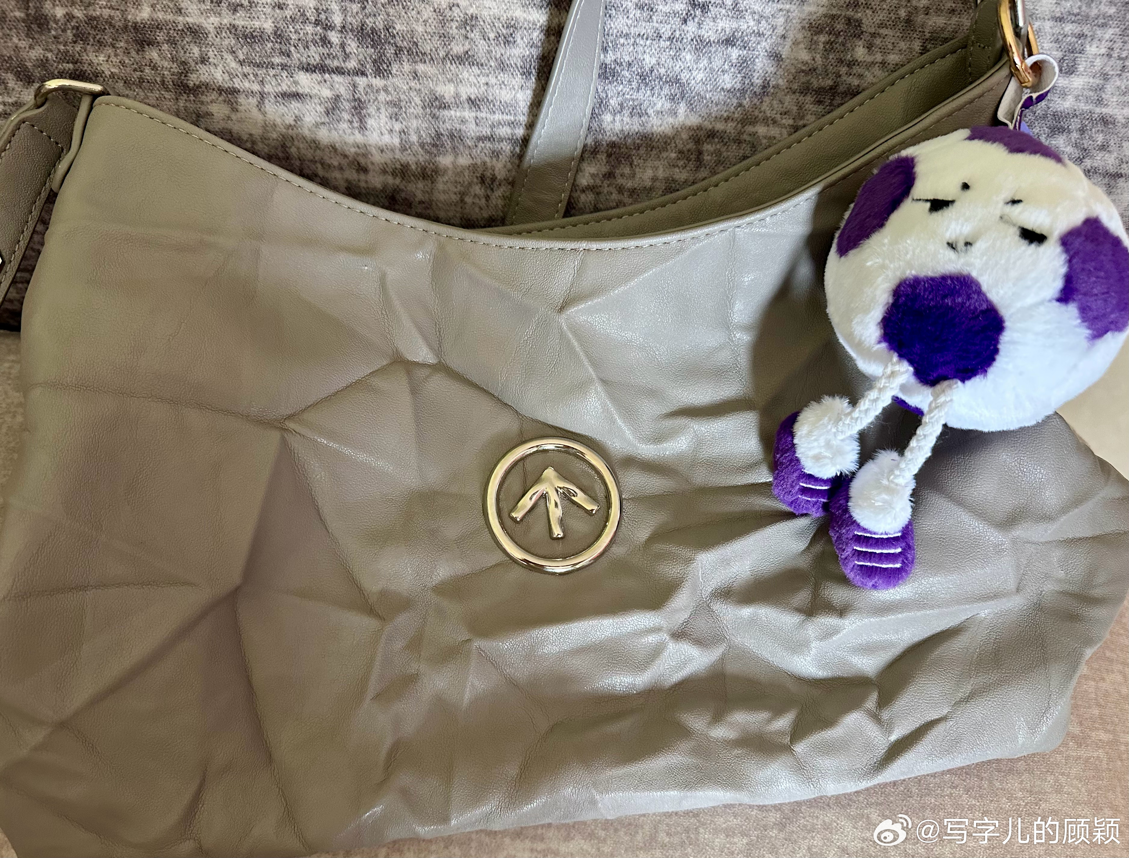 这家伙挂包上，不会刮伤皮面，还能表达一般般懒得理人的心情。天津津门虎