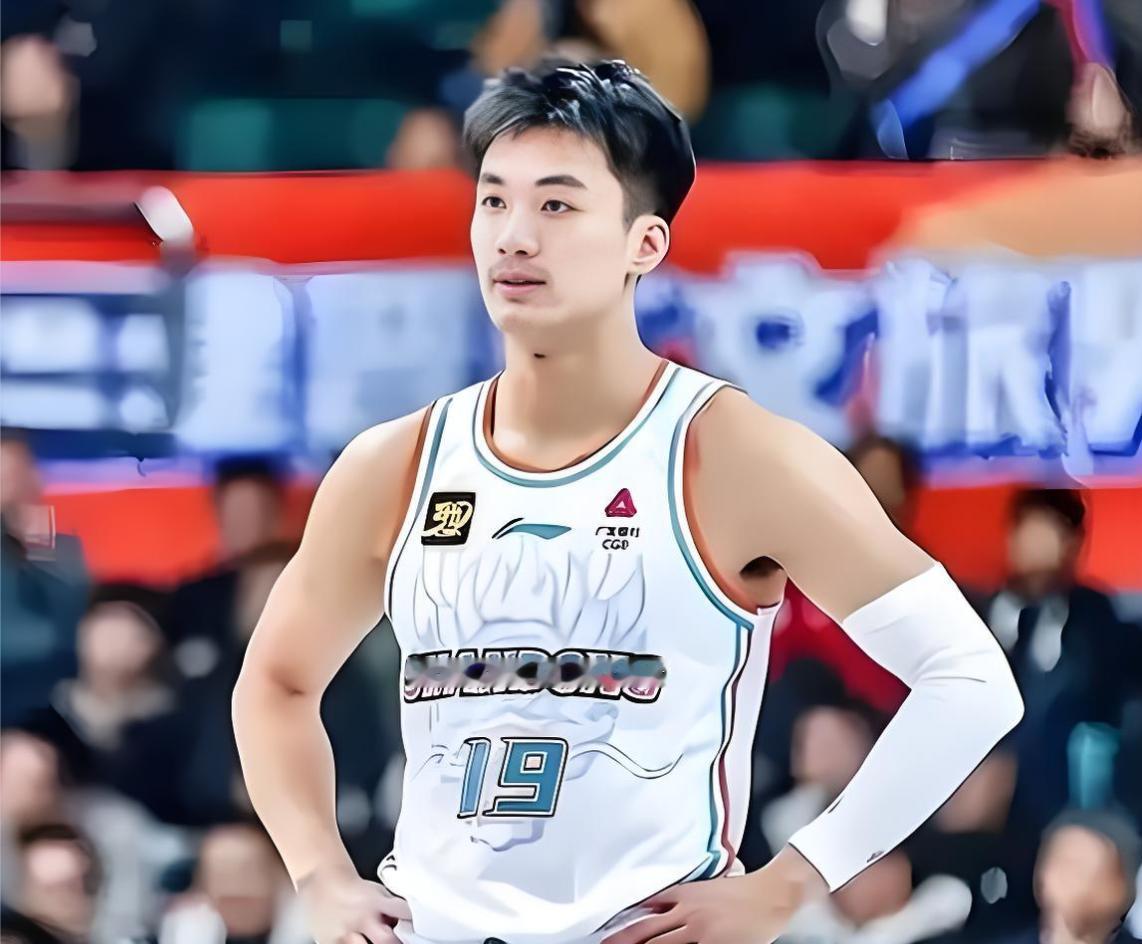 赢北京队2分！山东队有一个却开心不起来，关键的时候连续失误，差点葬送到手的胜利…