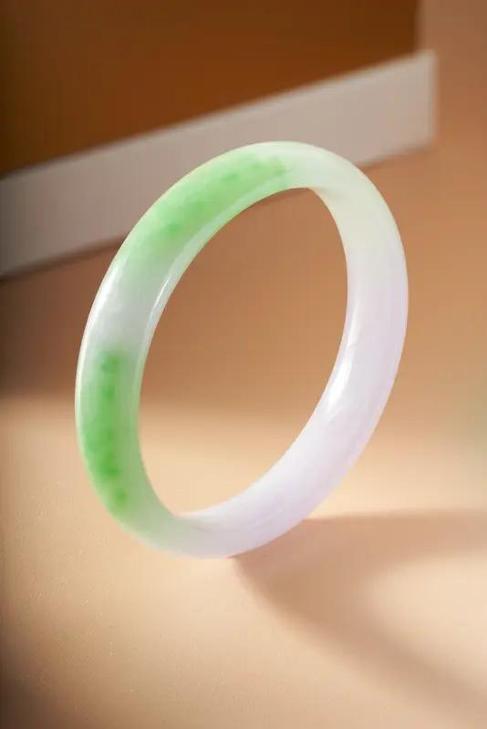 女子网购17424元玉镯，因尺寸不合与商家协商退货，退款时发现少了一百多，这笔钱