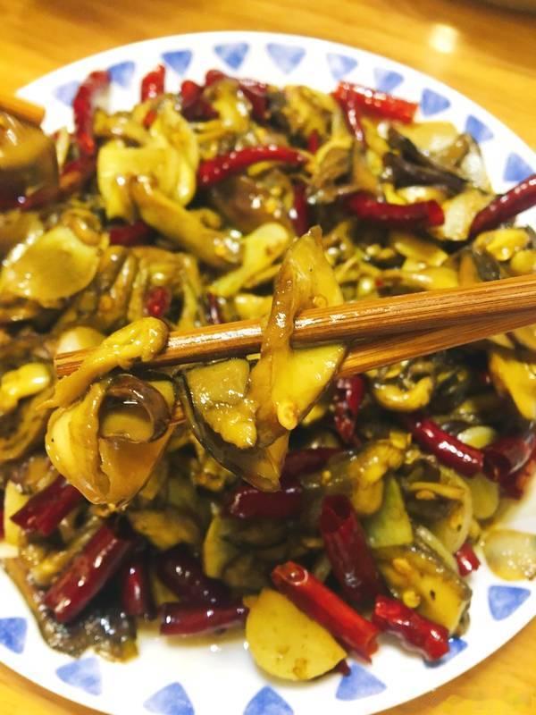 游客回应小孩哥帮挑出8斤毒菌子我现在就在云南，这里真的是菌子的天堂，好吃的菌子很
