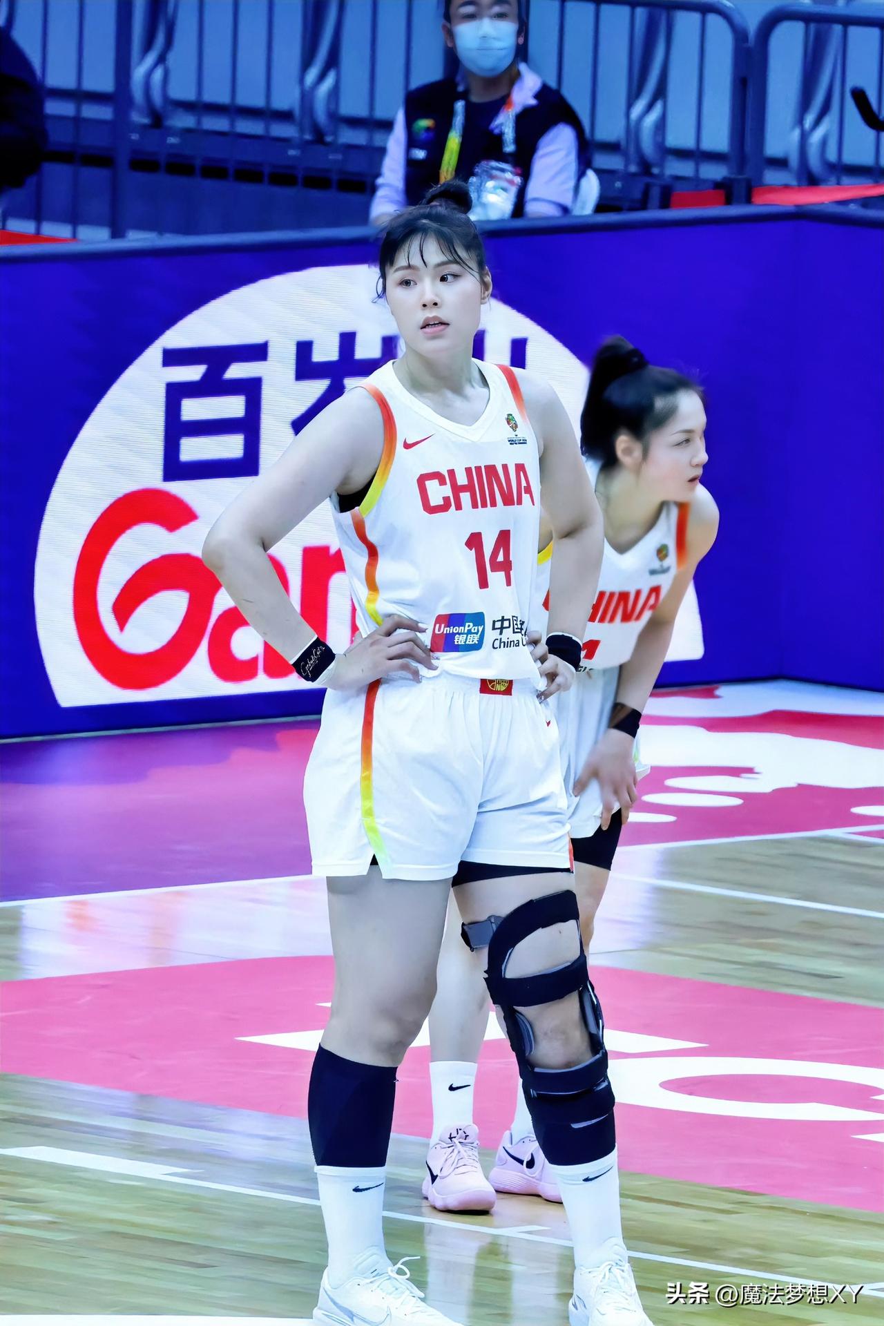 李月汝今晚状态有望回暖，
不是因为捷克女篮实力弱，
而是现在给中国女篮帮忙的
王