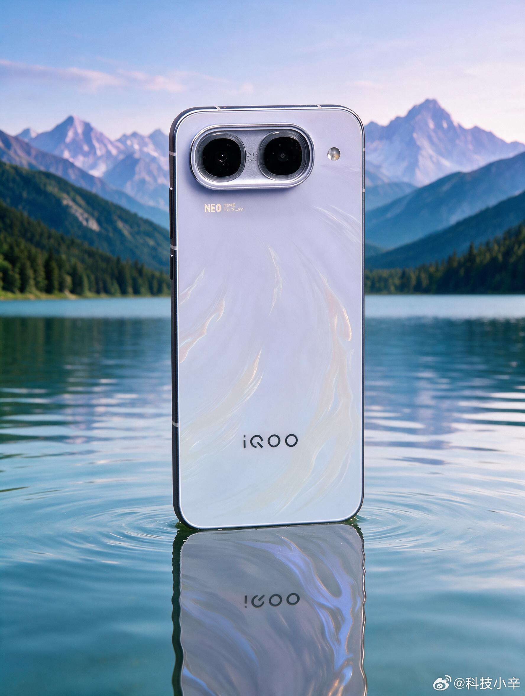 iQOO Neo11 至尊版 外观不错，后盖有 3D 流光纹理，转个角度光影就跟