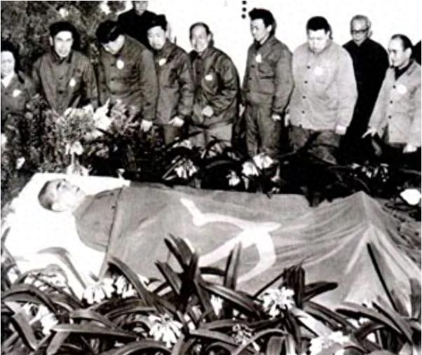 周恩来火化前，乔冠华伏在灵柩痛哭，含泪称要以子女身份送总理最后一程
1972年2