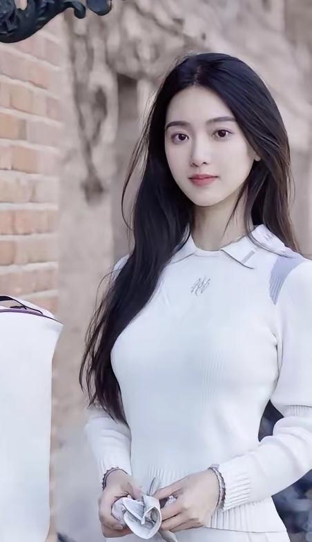 红袖添香夜，月照美人妆。