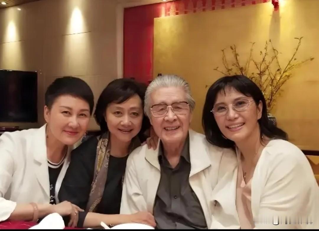 仔细看，左一是细眉飞扬的张凯丽，左二是温婉如莲的黄梅莹，最右边的是气质优雅的吴玉
