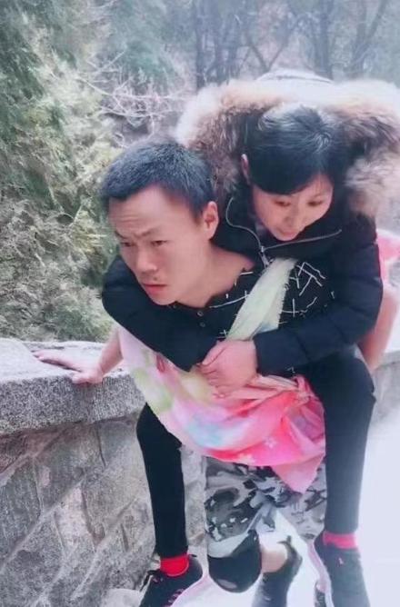 2008年，山东21岁女孩为私奔摔成截瘫，父母放弃，男友不顾反对娶她为妻，10年