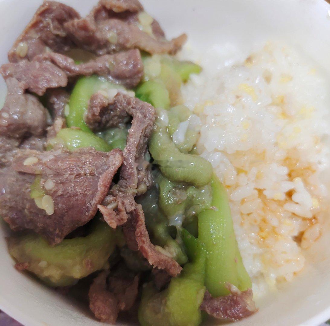 院子里结了挺多丝瓜，搜丝瓜做法，跟着视频做了丝瓜闷牛肉，清甜好吃😋～～ 