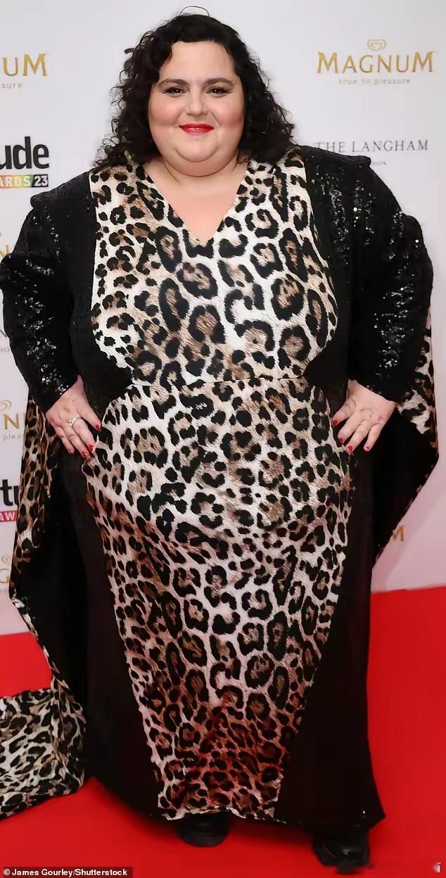 一站封神的变装女孩～将被铭刻在整个西方历史中～！主教icon愤怒，教徒愤怒，马斯