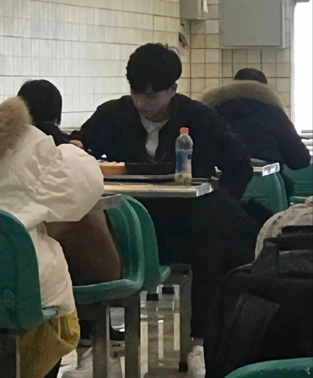 张凌赫学生时期总是在干饭张凌赫报道那天，食堂迎来了他最忠实的信徒张凌赫不是在吃就