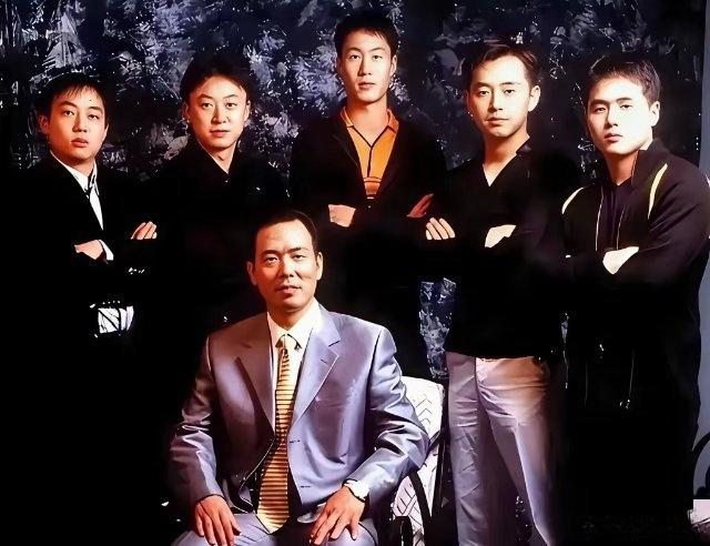 敢拼者猛，善变者巧，通透者智。
一张合影，五员猛将站身后。
当年他们各有各的打法