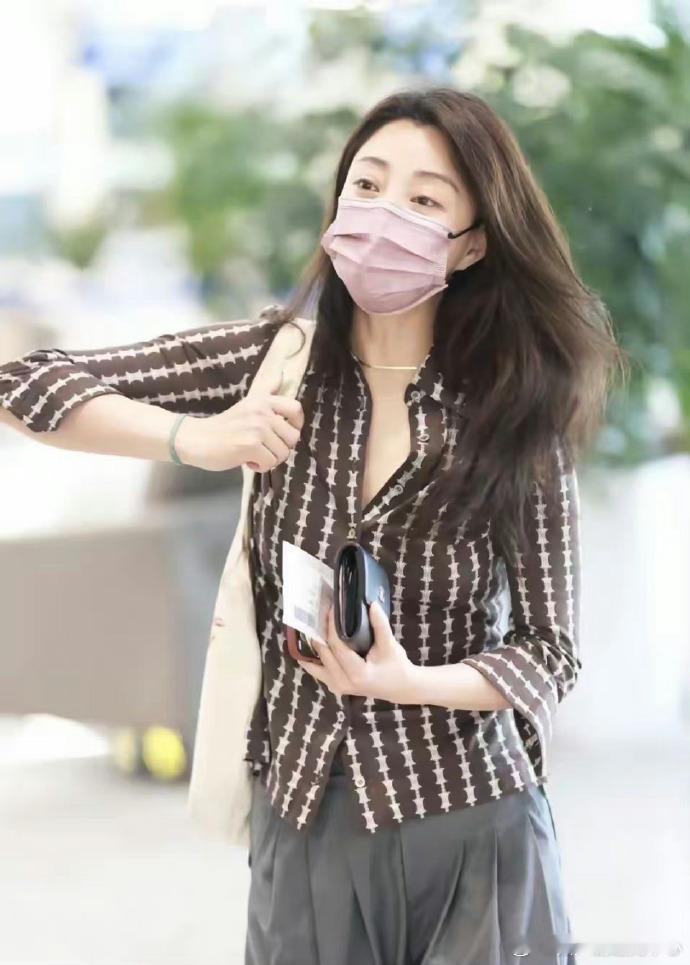 看了殷桃的穿搭，我终于明白了：裤子穿松不穿紧，不配高跟鞋，才更高级 ​ ​​​