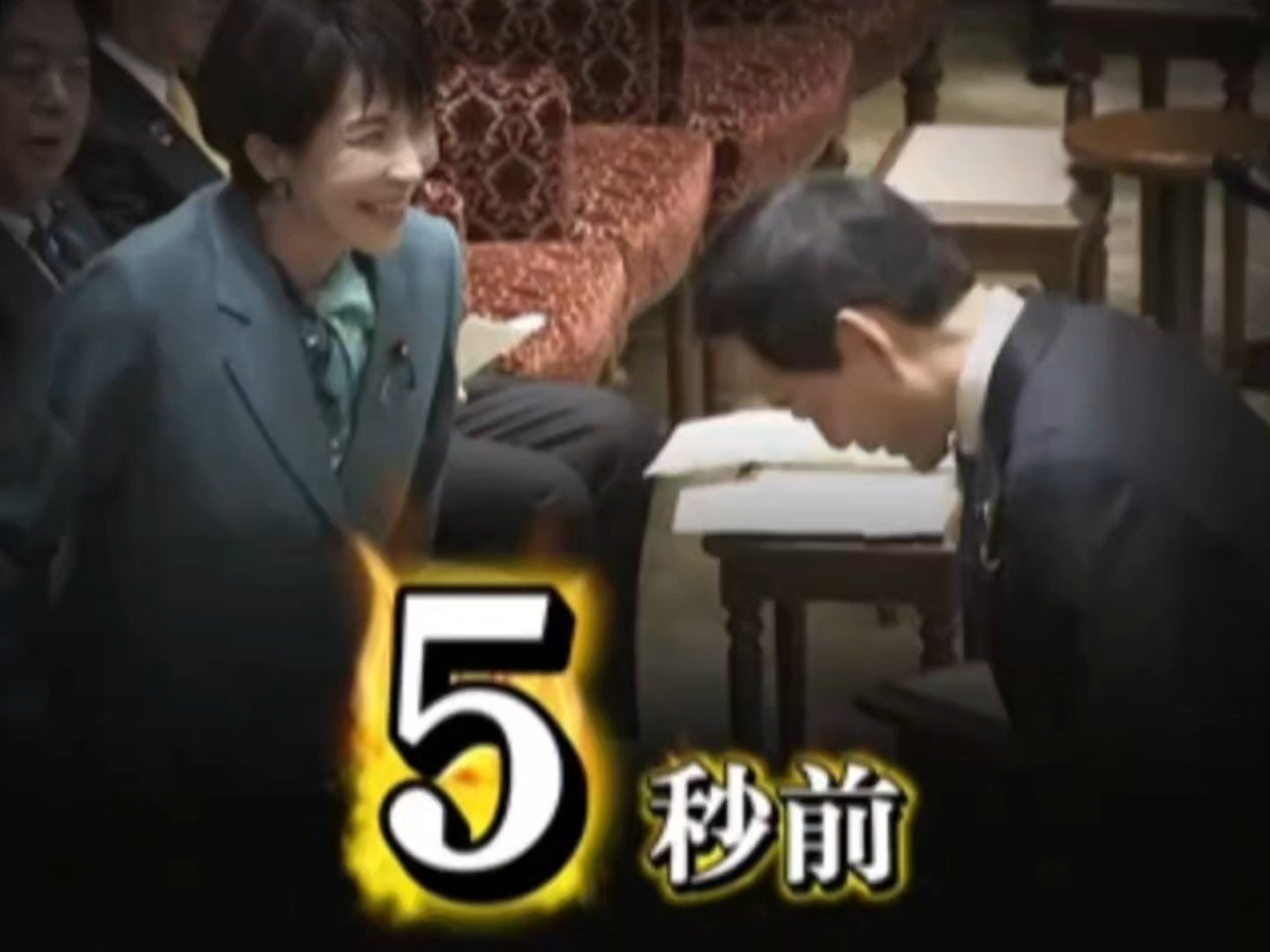 高市早苗表演变脸。据日媒报道，12月16日，日本国会参议院预算委员会上，面对即将