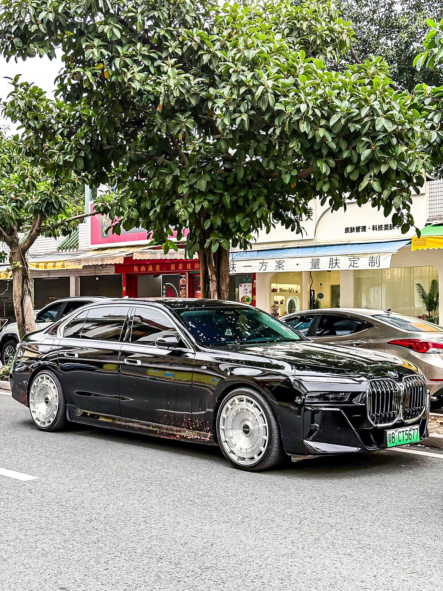 宝马i7黑色车身升级大饼轮毂沉稳中自带锋芒一出场便是全场焦点