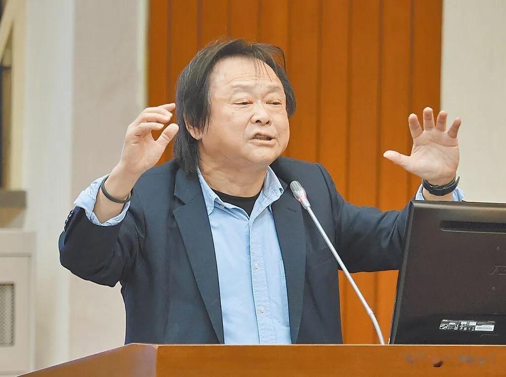 郑丽文说得对？还是王世坚？让子弹先飞一会吧。
 
针对大陆日前举行的围岛军演，国