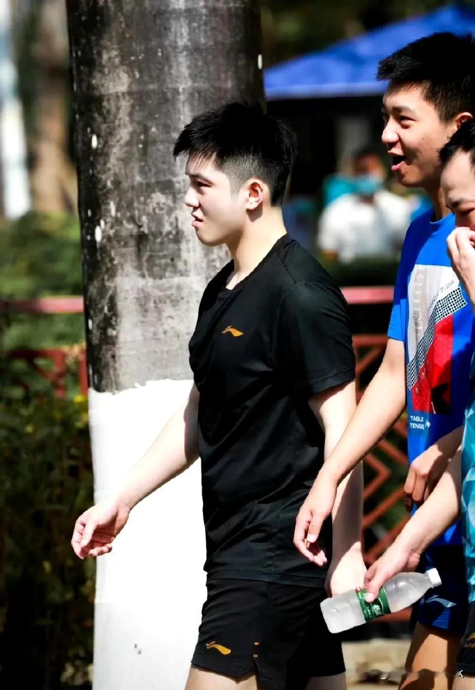 樊振东到底是怎么保养皮肤的，人群中他最白[大笑]

小胖和旁边的路人形成鲜明的对