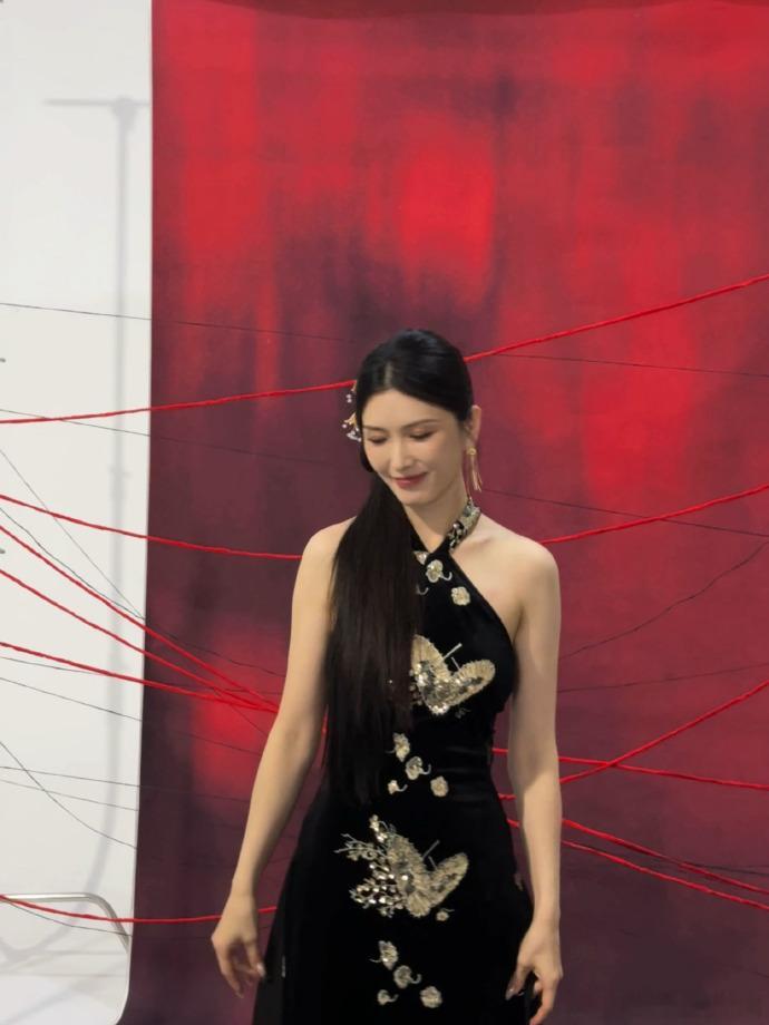徐洁儿让小说里的万人迷有脸了徐洁儿旗袍身材很曼妙徐洁儿四公造型是旗袍！好吧她的身