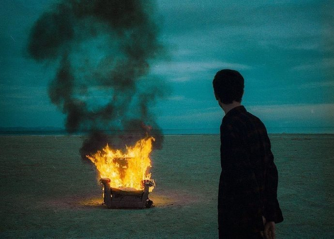 人只有知道自己无知后，才能从骨子里谦和起来，不再恃才傲物，不再咄咄逼人。所以说人