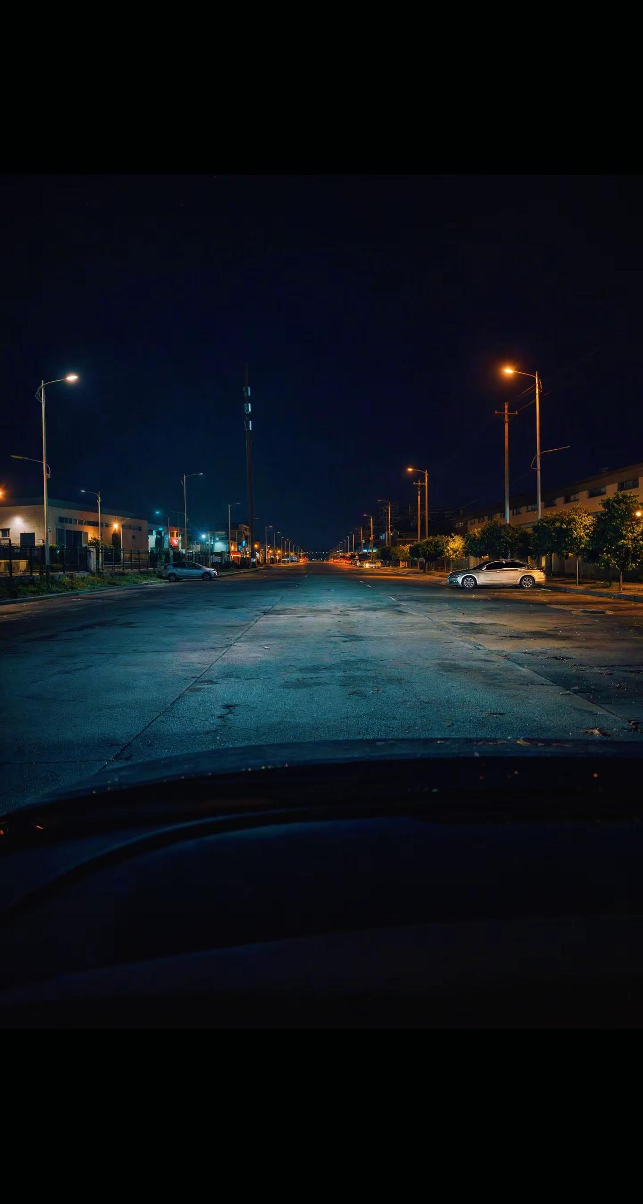 武汉初雪深夜的路面。武汉今天迎来2026年初雪，晚上十点半的工业区格外安静。水泥