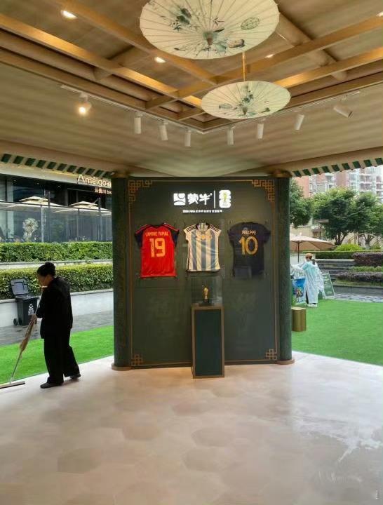 上海早餐时刻烟火气遇上足球热观赛看球早餐找牛早餐喝蒙牛庆祝赢球时刻淘宝闪购橙就时