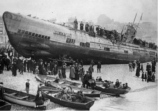 由于U型潜艇很艰苦死亡率很高，所以船员的伙食标准是相当高，甚至能吃到酸菜猪肘和炖