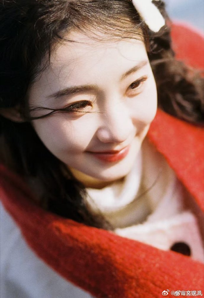 想要张艺凡这样的邻家妹妹 看张艺凡扎着麻花辫，少女感爆棚，笑容如同春日里的微风，