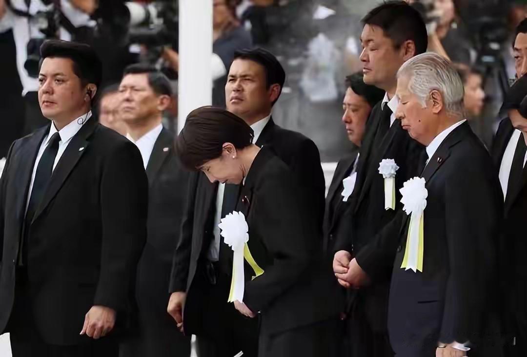 在日本扩武与拜鬼这件事上，要说警告最狠的还是朝鲜，朝鲜的话语比普京还狠辣。

如