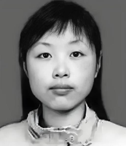2008年5月12日汶川地震，21岁的什邡龙居小学教师向倩，在教学楼垮塌瞬间折返