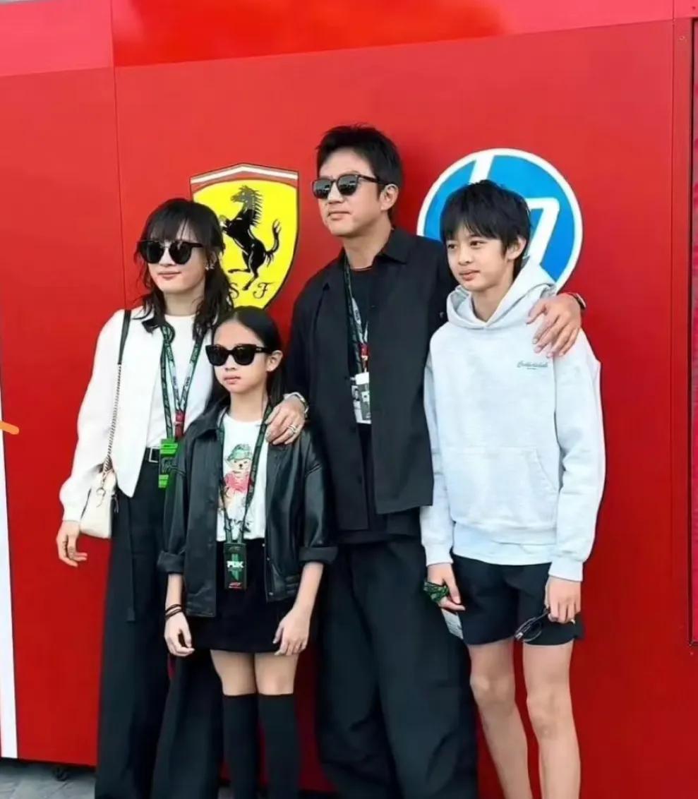 天生一家人啊！女儿像爸爸儿子像妈妈！这一家真的是名利双收儿女双全宠爱在天。
孙俪