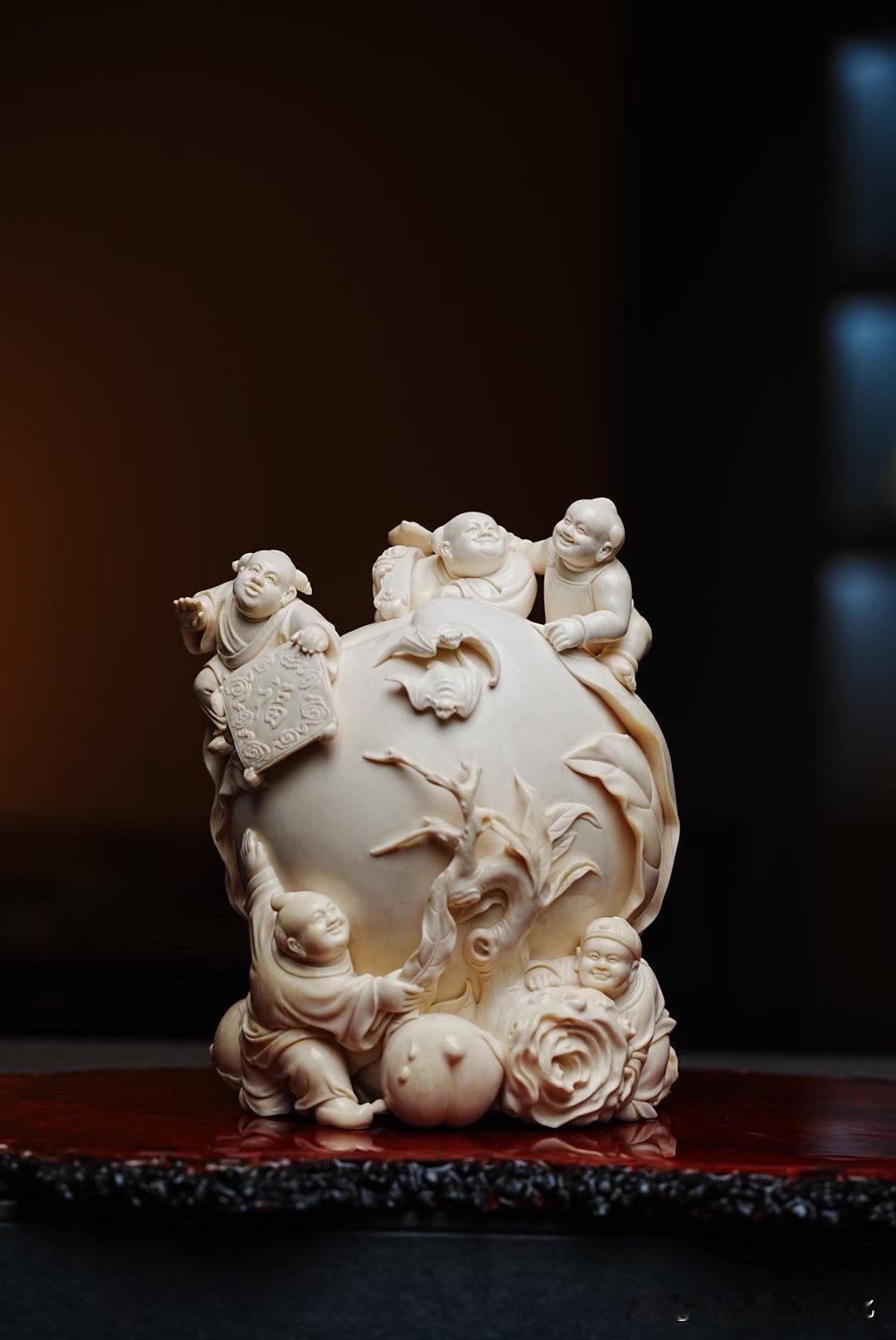 一枚寿桃，五子环绕，满是童趣。

桃顶三子嬉闹攀玩，桃下两子一左一右，或抱桃枝，