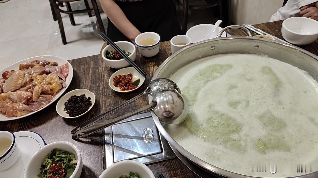 一个长期合作的客户联系我，说要送50道学校的窗帘过来洗，我摸摸受伤还未痊愈的右手