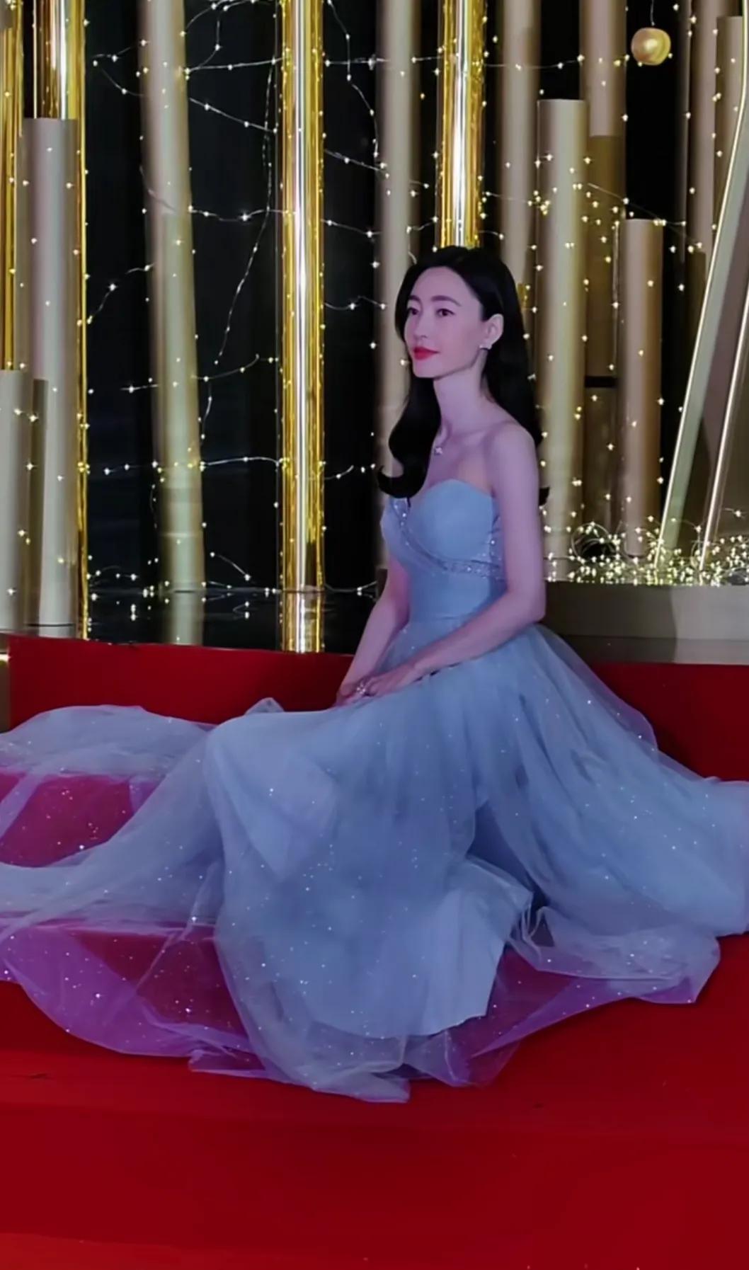 电视剧品质盛典看到了王丽坤，王丽坤穿了一些淡蓝色长裙，无论款式和颜色实在太适合王